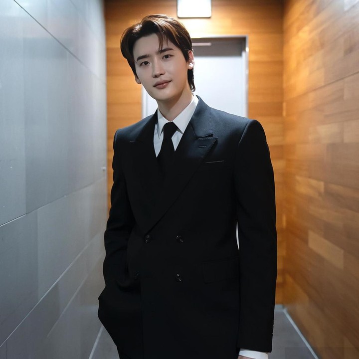 <p>Di posisi ke-3, Lee Jong Suk menjadi salah satu aktor Korea dengan <em>followers</em> Instagram terbanyak, mencapai hingga 27 juta pengikut. Bunda mungkin mengenal Lee Jong Suk melalui drakor <em>While You Were Sleeping</em> (2017). (Foto: Instagram @jongsuk0206)</p>