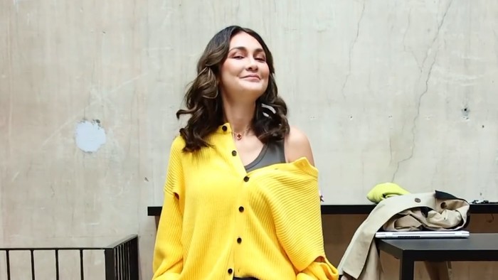 Luna Maya di fashion show Onitsuka Tiger
