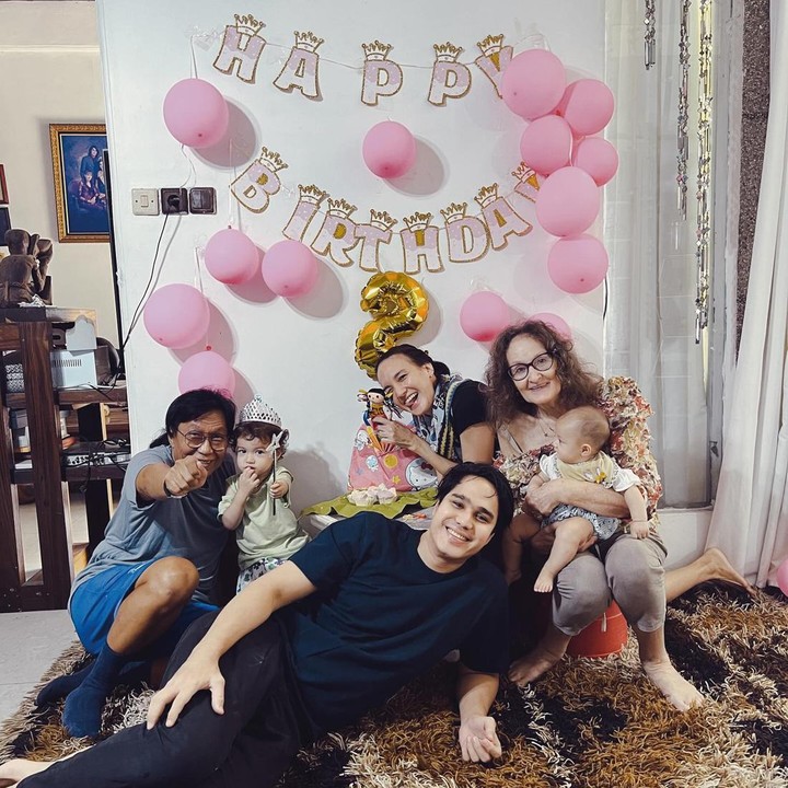 <p>Ulang tahun Djiwa yang ke-2 juga diramaikan oleh keluarga inti Nadine dan Dimas. Nuansa hangat begitu terasa di rumah mereka saat merayakan hari bahagia Djiwa. (Foto: Instagram @nadinelist)</p>