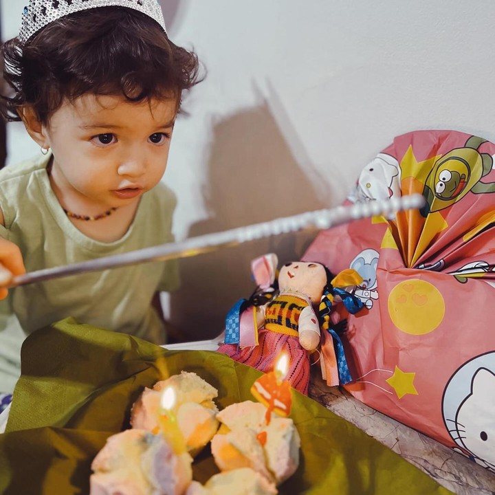 <p>Djiwa terlihat begitu antusias di pesta ulang tahunnya, nih. Ia begitu penasaran dengan lilin-lilin di atas kue ulang tahunnya. (Foto: Instagram @nadinelist)</p>