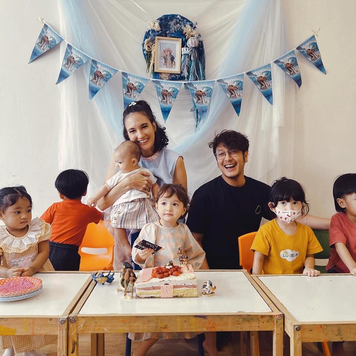 <p>Nadine dan Dimas juga mengundang beberapa teman dekat Djiwa. Mereka bersama-sama merayakan ulang tahun Djiwa yang ke-2. Kita doakan semoga Djiwa tumbuh besar menjadi anak yang sehat dan cerdas ya, Bunda. (Foto: Instagram @nadinelist)</p>