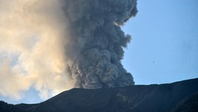 Gunung Ruang Sulut Masih Erupsi dan Gempa, Kondisi Gelap