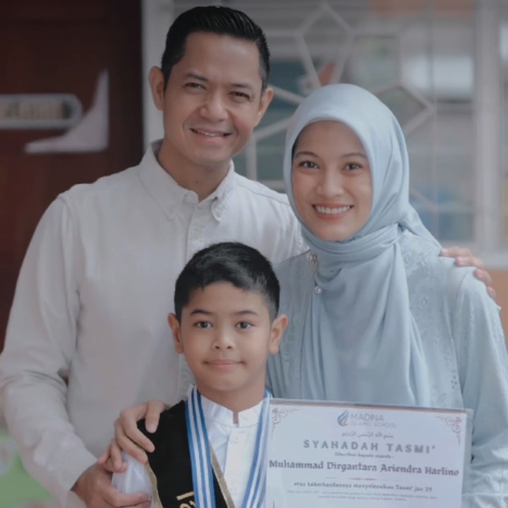 <p>"<em>Alhamdulillah</em> kamu berhasil, Nak. Setelah tahun lalu juz 30, kali ini menyelesaikan tasmi' juz 29. Menuliskan coretan indah dalam bab baru kehidupanmu yang sudah siap untuk diukir. Dan kami, akan selalu ada di sini untukmu. Menjadi tempatmu berpulang mengeluarkan segala keluh kesah," ujar Icha seraya mengunggah momen bersama Rendra. (Foto: Instagram: @ichasoebandono)</p>