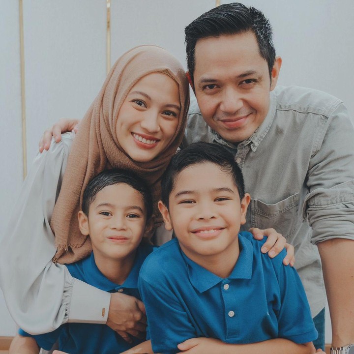 <p>Alyssa Soebandoeno menikah dengan Dude Harlino pada tahun 2014, Bunda. Kebahagiaan keduanya pun semakin lengkap dengan kehadiran dua orang putra. (Foto: Instagram: @ichasoebandono)</p>
