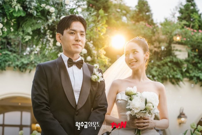 Sebagai istri sewaan, Sang Eun terjebak oleh klien dengan kontrak eksklusif jangka panjang setiap Senin, Rabu, dan Jumat. Dalam foto ini, Sang Eun terlihat sangat mendalami perannya sebagai pengantin./Foto: tvN