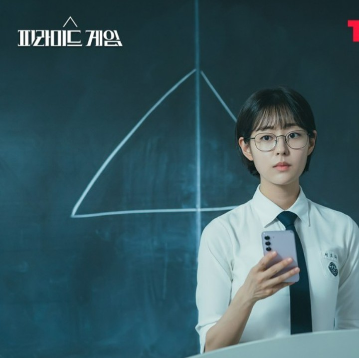 <p>Sementara Seo Do A, diperankan oleh Shin Seul Ki, yang juga berada di posisi teratas pemilihan suara terlihat memancarkan wajah penuh penasaran terhadap siswi-siswi lainnya. Pyramid Game sendiri akan tayang pada 29 Februari 2024 di TVING. (Foto: TVING)</p>