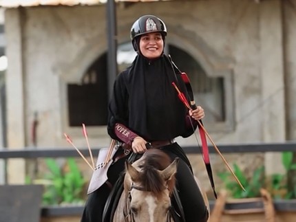 7 Potret Shireen Sungkar Pertama Kali Berkuda Sambil Memanah, Banjir Pujian Netizen
