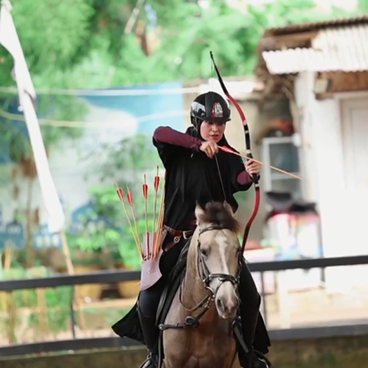 <p>Shireen juga tampak andal menunggang kuda, nih. Beberapa momen memanahnya pun terlihat keren. (Foto: Instagram @shireesungkar)<br /><br /><br /></p>