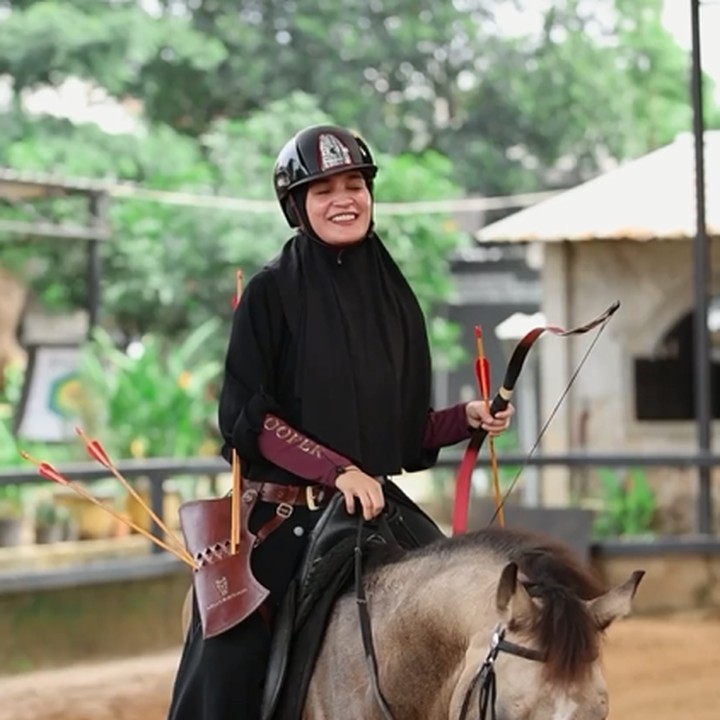 <p>Diungkap bunda tiga orang anak tersebut, olahraga ini cukup menguras tenaga. Namun meski begitu, ia mengaku senang dan ketagihan, Bunda. "ا<em>MasyaaAllah tabarakAllah, Allahumma bariik</em>. Akhirnya nyobain hba perdana. "Walau pagi ini kaki pada encok, tapi jujur menyenangkannn dan nagih," ungkapnya dalam caption, dikutip dari akun @shireesungkar.(Foto: Instagram @shireesungkar)<br /><br /><br /></p>
