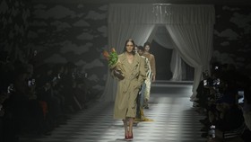 FOTO: Debut Perdana Adrian Appiolaza untuk Moschino di Milan