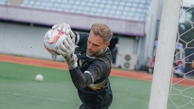 Kiper Dewa United Cetak Gol Lawan PSIS di Liga 1 Berkat Assist Egy