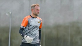Netizen Riuh Usai Kiper Dewa United Cetak Gol: Gokil Sony Wakwaw