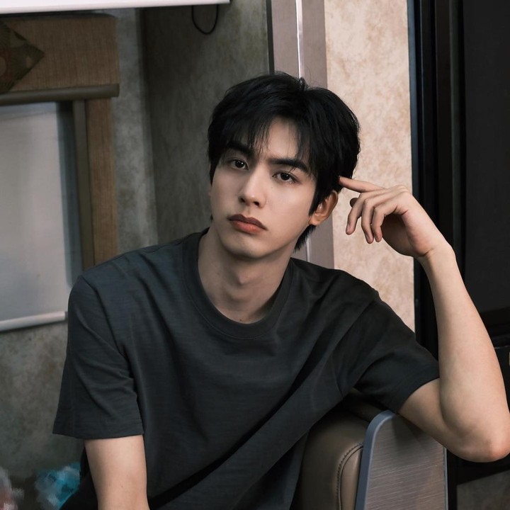 <p>Berada di urutan ke-90, model Song Weilong juga menjadi salah satu artis China terganteng di daftar tersebut. Ia juga dikenal berkat perannya sebagai Ling Xiao di drama China romantis <em>Go Ahead</em> (2020). (Foto: Instagram @songsongswl)</p>