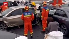 VIDEO: Penampakan Tabrakan Mobil Beruntun Akibat Jalan Licin di China