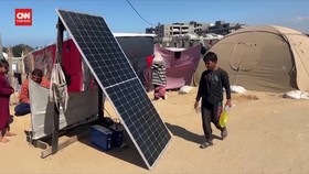 VIDEO: Pengungsi Gaza Pasang Panel Surya Atasi Keterbatasan Listrik