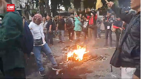 VIDEO: Demo Depan KPU Ricuh, Massa Sempat Lempar Bangkai Tikus