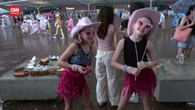 VIDEO: Warga Sydney Hujan-hujanan Demi Tonton Eras Tour Taylor Swift