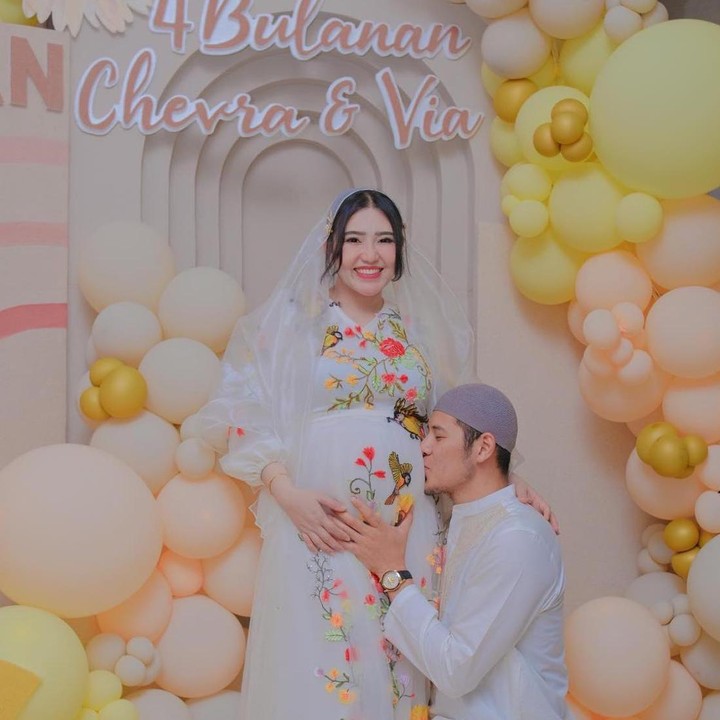 <p>Pada Februari 2024, penyanyi dangdut Via Vallen mengadakan acara empat bulanan kehamilan pertamanya. Acara ini hanya dihadiri oleh keluarga, Bunda. Via tampil cantik mengenakan gaun putih dengan motof bunga berwarna cerah. Sang suami juga terlihat mengenakan baju koko putih di acara ini. Via dan sang suami menggunakan dekorasi yang sederhana untuk acara spesial ini. Keduanya hanya membuat <em>backdrop</em> yang dihiasi balon berwarna merah muda dan kuning untuk tempat berswafoto. (Foto: Instagram @viavallen)</p>