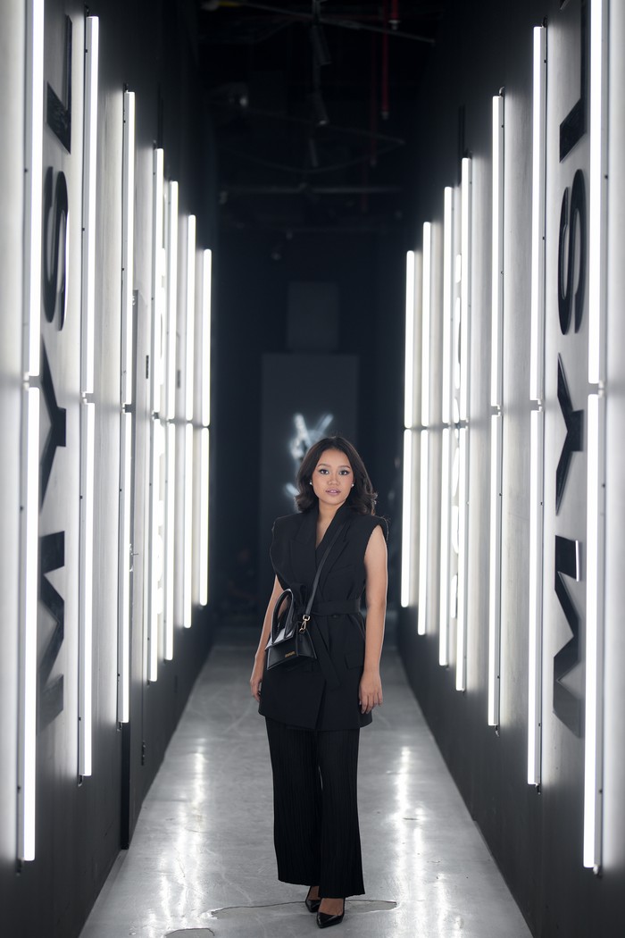 Detail dekonstruksi pada busana juga cukup menegaskan impresi edgy. Misalnya tailored all-black look berikut yang memiliki lengan sleeveless kasar/ Foto: Courtesy of YSL