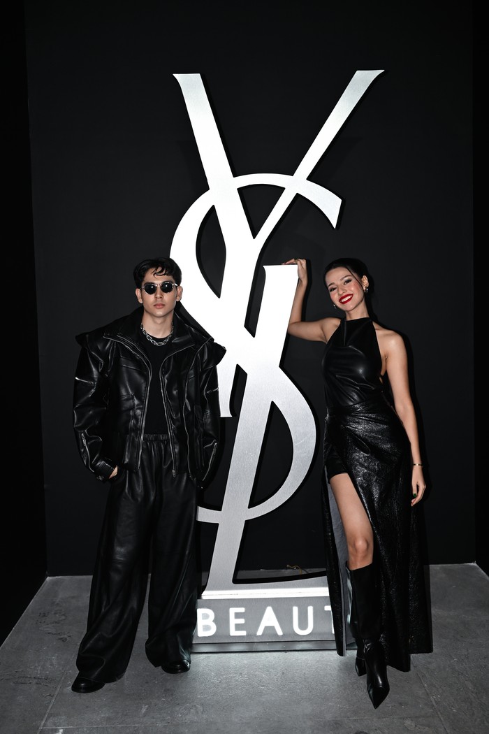 Leather begitu melekat pada gaya edgy. Namun fashion items bermaterial ini akan semakin eye-catching jika disusun dengan memperhatikan siluet. Misalnya siluet bervolume dengan oversized leather jacket dan loose pants atau lebih sleek dengan bodycon dress dan rok panjang aksen slit/ Foto: Courtesy of YSL/ Isac