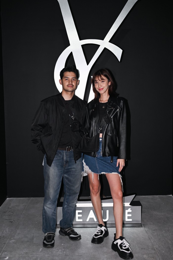 Outfit leather hitam juga tepat dipadu denim. Gaya ini justru akan menampilkan permainan tekstur yang menarik/ Foto: Courtesy of YSL/ Isac
