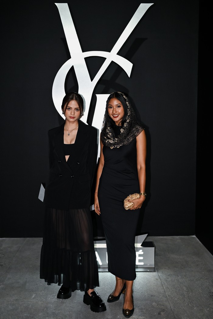 Tampilan clean, tapi tetap punya elemen kejutan ditampilkan dari gaya berikut. Tailored blazer yang menumpuk bra top terlihat sepadanan dengan lacey skirt. Atau midi dress minimalis di-styling dengan scarf bermotif yang tersampir di kepala/ Foto: Courtesy of YSL/ Isac