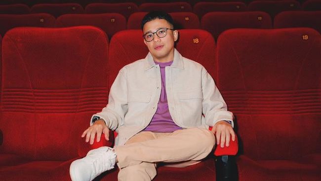 Sutradara Muhadkly Acho bersama pemain film Agak Laen