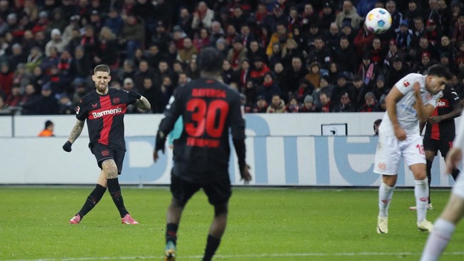Bayer Leverkusen unggul 11 poin sekaligus memecahkan rekor tidak terkalahkan Bayern Munchen di Bundesliga Jerman setelah mengalahkan Mainz 05.