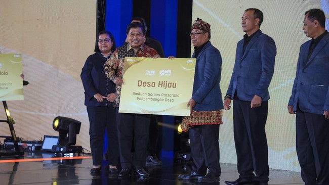 Pengembangan potensi itu terbukti berdampak pada perekonomian, termasuk lewat kehadiran berbagai produk UMKM, mulai buah hingga kerajinan dari Bank Sampah.