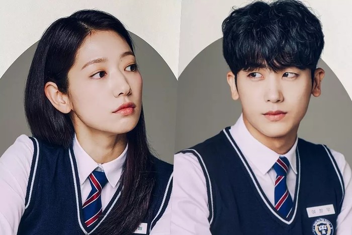 Di tahun 2024 ini, keduanya kembali bertemu di drama bertajuk Doctor Slump yang tayang di Netflix. Sama-sama mengenakan seragam sekolah, penampilan aktor dan aktris populer ini sama sekali nggak berubah ya, Beauties!/ Foto: soompi.com
