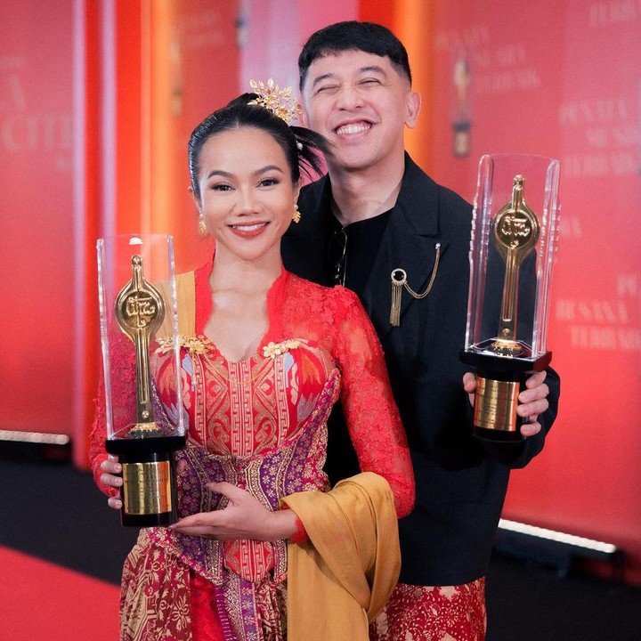 <p>Penyanyi cantik Yura Yunita menikah dengan Donne Maula pada tahun 2020, Bunda. Keduanya selalu terlihat mesra dan romantis meski hampir 4 tahun menikah, lho. (Foto: Instagram: @donne_maula)</p>