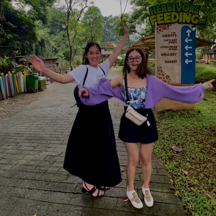 <p>Setelah menikah, Indri memutuskan untuk pindah ke Belanda dan tinggal bersama suami serta anaknya. Sementara itu, Gisela Cindy kini tengah meniti karier di Kanada. (Foto: Instagram: @giselacindy12)</p>