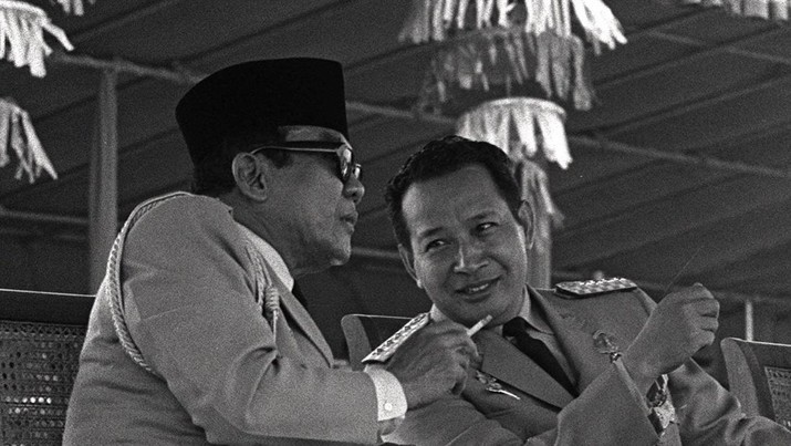 Presiden Indonesia Sukarno, kiri, menyerahkan kekuasaan eksekutifnya kepada Jenderal Suharto dalam foto tanggal 22 Februari 1967 di Jakarta. (AP Photo/File Foto)