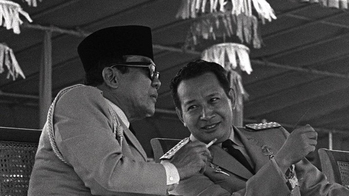 INDONESIA Presiden Indonesia Sukarno, kiri, menyerahkan kekuasaan eksekutifnya kepada Jenderal Suharto dalam foto tanggal 22 Februari 1967 di Jakarta. (AP Photo/File Foto)