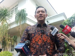 Blusukan di Kantor, AHY Temukan Kaleng Kerupuk hingga Sambal
