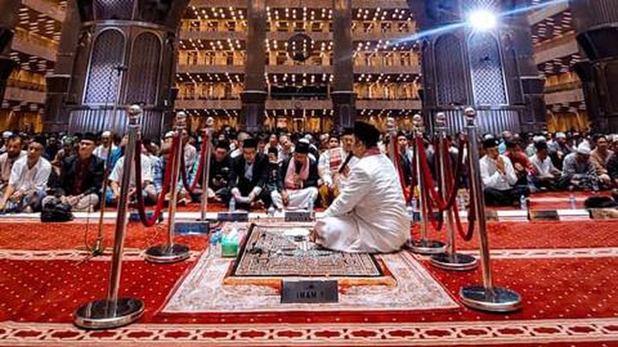 Masjid Istiqlal menggelar ibadah di malam Nisfu Syaban. Jemaah pun meramaikan masjid untuk beribadah. (IG @masjidistiqlal.official)