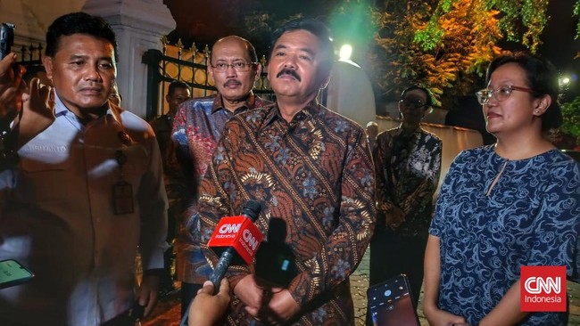 Menko Polhukam Hadi Tjahjanto mengaku membahas soal situasi kondusif pascapemilu dan usai pelantikan dirinya sebagai Menko.