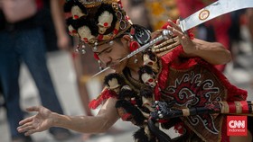 FOTO: Dukun Kesurupan Hingga Barongsai Ramaikan Cap Go Meh di SCBD