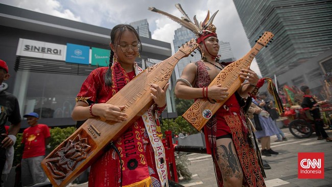 FOTO: Dukun Kesurupan Hingga Barongsai Ramaikan Cap Go Meh di SCBD