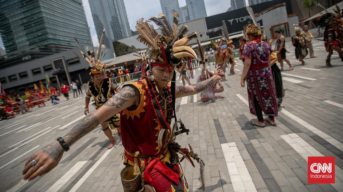 FOTO: Dukun Kesurupan Hingga Barongsai Ramaikan Cap Go Meh di SCBD