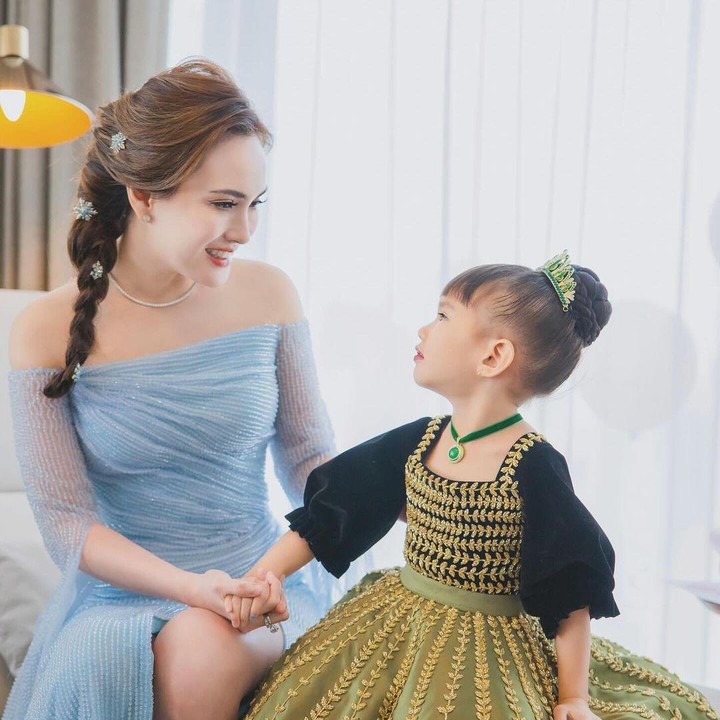<p>Ulang tahun Claire dirayakan dengan sangat mewah dan megah. Ia mengenakan gaun bak karakter Anna, sementara itu sang Bunda menjadi sosok Elsa. (Foto: Instagram: @shandyaulia)</p>