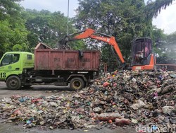 50 Truk Dikerahkan Angkut Sampah Menggunung di Terminal Purabaya