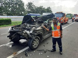 Mobil SUV Ringsek Parah Usai Tabrak Truk di Tol Merak, Sopir Luka-luka