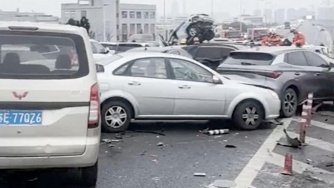 Cuaca ekstrem di Suzhou, China membuat jalan tol tertutup salju menyebabkan kecelakaan melibatkan lebih dari 100 mobil.