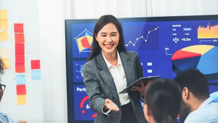 Tips Biar Perempuan Jago Public Speaking/Foto:Freepik.com/Freepik 2 Cara Mudah untuk Menarik Perhatian Audiens