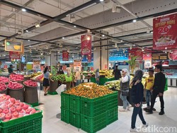 Gerai Buah-Buahan di Transmart Full Day Sale Kokas Diserbu Pengunjung!