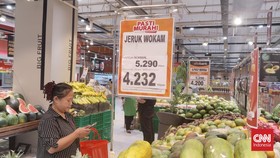 Pengunjung Serbu Buah-buah Segar di Transmart Full Day Sale