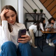 Mengenal Phubbing, Ketika Terlalu Asyik Bermain Media Sosial hingga Mengabaikan Orang Lain