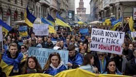 FOTO: Demo Warga Dunia Peringati 2 Tahun Invasi Rusia ke Ukraina