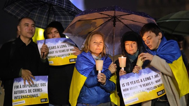 FOTO: Demo Warga Dunia Peringati 2 Tahun Invasi Rusia ke Ukraina